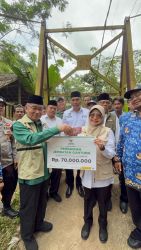 Serah terima pembangunan jembatan gantung di Desa Bungurcopong, Kecamatan Picung, Kabupaten Pandeglang, Rabu (26/11/2025).(Istimewa)