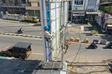 Petugas Satpol PP Tangsel saat menertibkan reklame di wilayah Serpong Jumat (7/11)