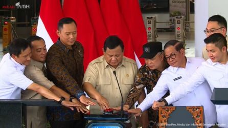 Presiden Prabowo menekan tombol menandai peresmian Stasiun Tanah Abang Baru. Foto : Ist