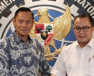 Mendiktisaintek Brian Yuliarto (kanan) bersama Menko AHY (kiri). Foto : Ist