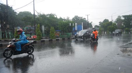 Pengendara sepeda motor melintas di bawah guyuran hujan di Jalan Ahmad Yani Kota Serang, Rabu (17/12/2025). Memasuki akhir tahun, diprediksi cuaca ekstrem seperti hujan disertai angin kencang melanda sejumlah wilayah.(Ari Supriadi/tangselpos.id)