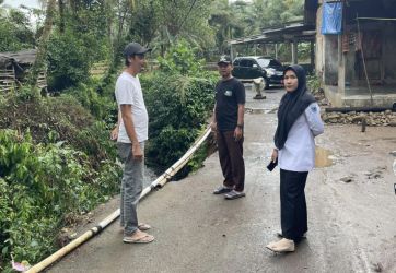 Pj Kades Sindangkarya bersama Anggota Dewan Pandeglang Erin Fabiana, sedang meninjau badan jalan longsor di Kampung Kadutomo, Desa Sindangkarya, Kecamatan Menes, Kabupaten Pandeglang, beberapa waktu lalu.