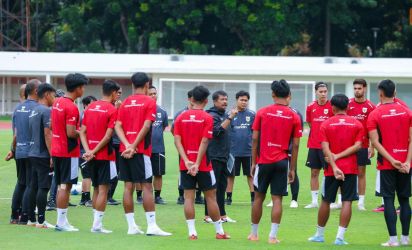 Indra Sjafrie dan pasukan Garuda Muda di SEA Games 2025. Foto : Ist