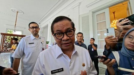 Gubernur Pramono saat konferensi persdi Balai Kota. Foto : Ist