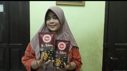 LOKAL. Entin, pengusaha kue tradisional betawi biji ketapang asal Ciater, Serpong.