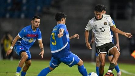 Laga Garuda Muda (kaos putih) vs Filipina. Foto : Ist