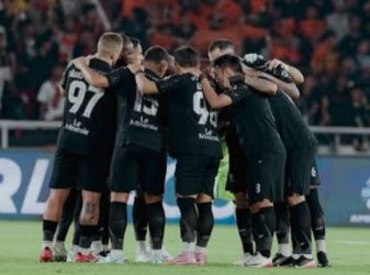 Selebrasi skuad Persija usai menang 2-0 atas PSIM di GBK. Foto : Ist