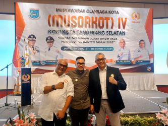 Wakil Wali Kota Tangsel Pilar Saga Ichsan bersama Ketum KONI baru Mahludin (kiri) dan Hamka Handaru (mantan Ketum KONI). Foto : Rachman/TP