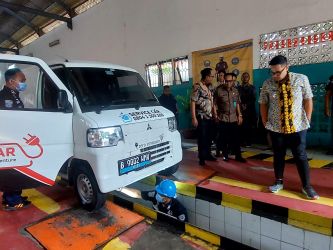 Wakil Wali Kota Tangsel, Pilar Saga Ichsan, meninjau langsung pelaksanaan uji KIR kendaraan listrik. Foto : Ist