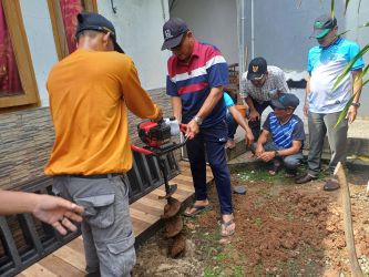 Lurah Pondok Pucung, Kecamatan Pondok Aren, Murdih, menggaungkan gerakan pembuatan lubang biopori. (tangselpos.id/irm)
