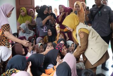 Bupati Dewi Setiani menyapa warga terdampak banjir di Kampung Koranji, Desa Ciawi, Kecamatan Patia, Senin (19/1/2026).(Istimewa)