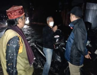 Petugas saat memergoki seorang warga membuang sampah sembarangan