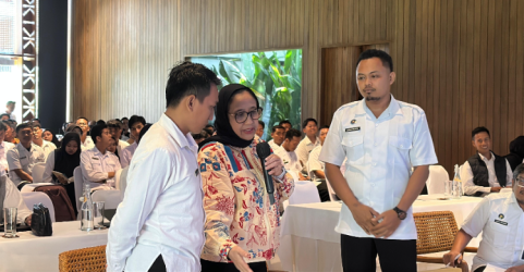 Wakil Kepala BGN Nanik Sudaryati Deyang (tengah) memberikan pengarahan kepada para Kepala SPPG se-Kabupaten Banyuwangi, Sabtu (24/1/2026). Foto: Ist