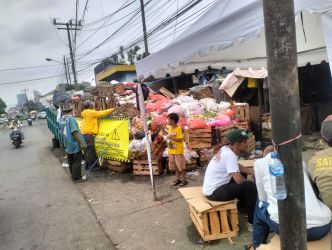 Potret tumpukkan sampah di Pasar Jombang, Selasa (20/1)