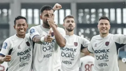 Selebrasi skuad Persita usai menang 3-1 saat bertangdang ke markas Persis Solo. Foto : Ist