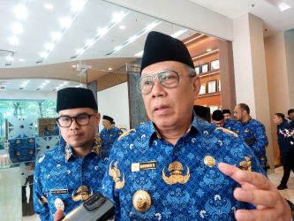 Wali Kota Tangsel, Benyamin Davnie saat menerangkan soal lelang jabatan di Puspemkot Tangsel, Senin (19/1)