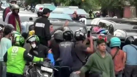 Mobil Toyota Calya yang lawan arah diamuk massa di Jln Gunung Sahari. Foto : Ist