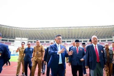 Gubernur Anda Soni dan Ketua KONI Pusat Letjen TNI (Purn) Marciano Norman (dasi merah depan) saat meninjau Stadion BIS. Foto : Humas Pemprov