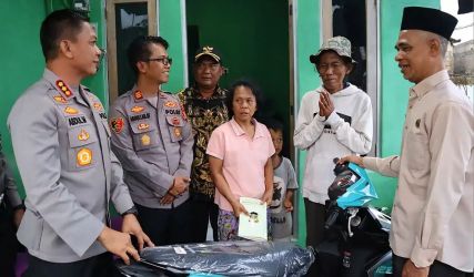Suderajat pedagang es gabus saat menerima sepeda motor dari Kapolres Metro Depok Kombes Pol Abdul Waras. Foto: Ist