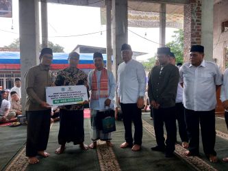 Wali Kota Tangsel Benyamin Davnie saat Safari Ramadan di Jelupang. Foto : Ist