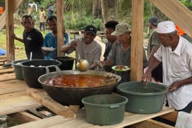 Warga sedang menikmati masakan sedekah pribadi Presiden Prabowo Subianto untuk tradisi Meugan. Foto : Tim Media Presiden