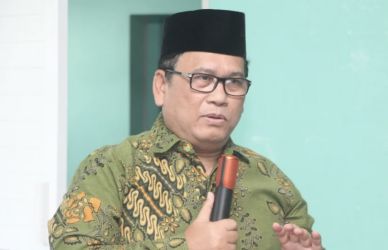 SAMBUTAN. Wabup Lebak Amir Hamzah sedang memberikan sambutan pada kegiatan Silaturahmi dan Musyawarah Kerja Cabang (Muskercab) II Pengurus Cabang Nahdlatul Ulama (PCNU) Kabupaten Lebak, di Sekretariat PCNU Lebak, beberapa waktu lalu.