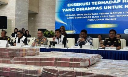 Tumpukan uang hasil sitaan Bareskrim. Foto : Ist