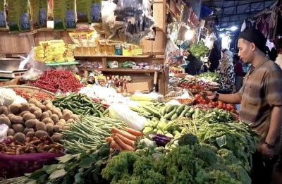 MERAPIKAN. Salah seorang pedagang di Pasar Badak Pandeglang sedang merapikan barang dagangannya yang sedang dijajakan, Kamis (26/3).