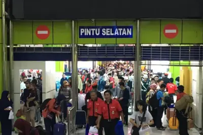 Penumpang memadati Stasiun Kereta Gambir. Foto : Ist