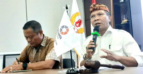 Masruri Bejo (kanan) saat memberikan sambutan perdana setelah terpilih secara aklamsi menjadi ketua umum akuatik kota Tangsel 2026-2030. Foto : Ist