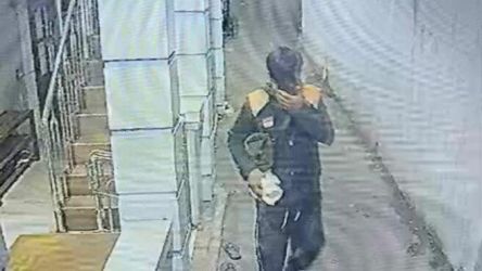 Rekaman CCTV aksi pencurian kotak amal yang beraksi di Musala Al-Jihad, Ciputat.