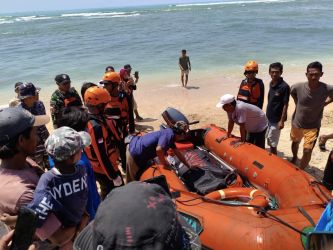 EVAKUASI. Tim SAR gabungan sedang melakukan evakuasi jasad korban tenggelam di perairan laut Wanasalam, Kabupaten Lebak, untuk dibawa ke rumah duka, Rabu (11/3).