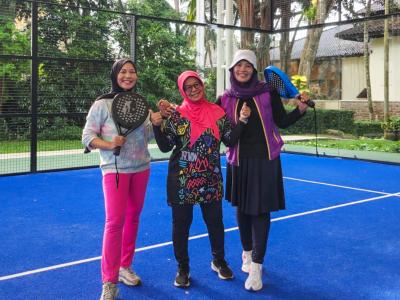 Peserta Padel Fun Match Halal Bihalal 1447 H berpose di ARYADUTA Country Club, Jumat (27/3/2026). (Ist)