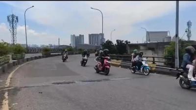 DPRD Kota Tangsel meminta agar perbaikan jalan Fly Over Ciputat ditangani denga serius. Mengingat beberapa kali pernah terjadi kecelakaan akibat jalan rusak.