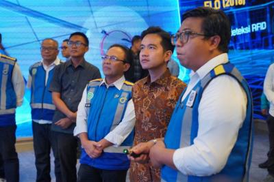 Wapres Gibran saat meninjau Jasa Marga Toll Road Command Centre (JMTC), Bekasi. Foto : Ist