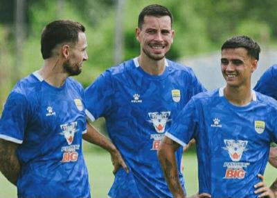 Thom Haye (tengah) dan Marc Klok (kiri) pemain Persib yang dipanggil PSSI hadapi ASEAN Hyundai Cup 2026. Foto : Ist