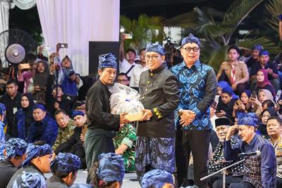 Gubernur Banten, Andra Soni menerima amanat pelestarian alam dari Kepala Desa Kanekes, Jaro Oom di acara Seba Baduy, di Gedung Negara Provinsi Banten,  Sabtu (24/4) malam.