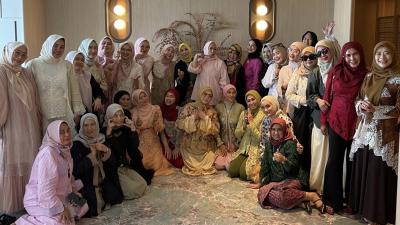 Sejumlah perempuan yang tergabung dalam komunitas Sunda berkumpul dalam perayaan Hari Kartini di Vivere Hotel Gading Serpong (22/04), mencerminkan peran aktif perempuan masa kini dalam berbagai bidang. Foto : Emir MG