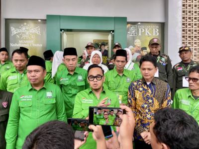 Waketum DPP PKB Moh. Rano Alfath, didampingi Ketua DPC PKB Pandeglang Nawawi Nurhadi, Wabup Pandeglang Iing Andri Supriadi, dan jajaran lainnya, sedang diwawancara wartawan, di Halaman Sekretariat DPC PKB Pandeglang, Minggu (5/4).