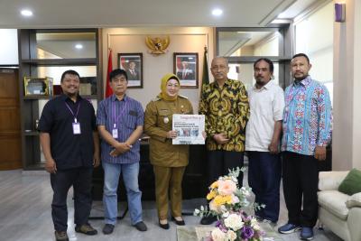 Wak8l Bupati Tangerang Intan Nurul Hikmah saat menerima Tim Tangsel Pos Grup. Foto : Ist
