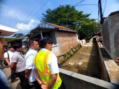 Wakil Wali Kota Tangsel, Pilar Saga Ichsan saat meninjau titik bantik di Perumahan Citra Prima Serpong 2, Setu, Rabu (15/4)