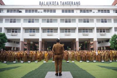 Para pegawai Pemkot Tangerang mengikuti apel pagi pada Senin (6/4)