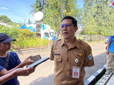 Kepala Bapenda Pandeglang Ramadani, saat diwawancara wartawan kaitan dengan realisasi pajak daerah pada triwulan pertama, di lingkungan Pendopo Negara Bupati Pandeglang, beberapa waktu lalu.