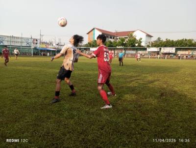 Pemain Receh FC (merah) mengawal pemain 75 Squad.(tangselpos.id).