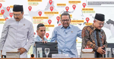 Kepala Badan Komunikasi Pemerintah (Bakom) Muhammad Qodari (kedua kanan), Menteri Sosial Saifullah Yusuf (kiri), dan Menteri Pendidikan Dasar dan Menengah Abdul Mu’ti (kanan) bersiap menyampaikan keterangan pers di Kantor Bakom, Jakarta, Rabu (6/5/2026). Foto : Ist