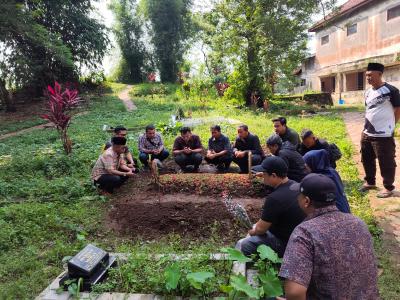 Pemakaman bocah berusia 12 tahun akibat tersengat arus listrik dari tiang penerangan jalan umum (PJU) di Kampung Koceak, Kecamatan Cisauk, Rabu (6/5) sore. (tangselpos.id/rmn)