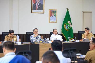 Gubernur Banten, Andra Soni memimpin rapat koordinasi (Rakor) bersama kepala daerah di Banten terkait penerangan jalan nasional. Rakor digelar di Gedung BLKI, Serpong Utara, Tangsel, Selasa (19/5).