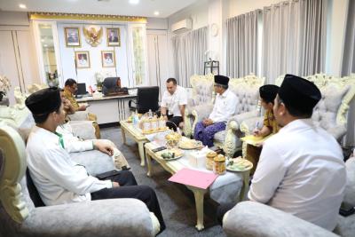 Wali Kota Serang, Budi Rustandi saat menerima kunjungan pengurus PCNU Kota Serang di ruang kerjanya, Selasa (12/5/2026).(Istimewa)