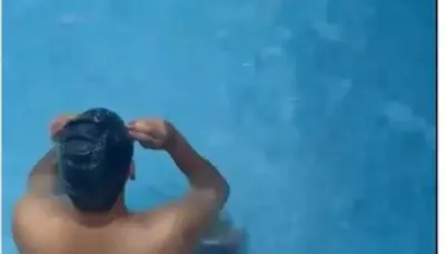 Menkeu Purbaya sedang berolahraga renang. Foto : Ist