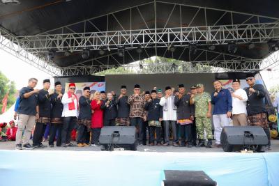 BETAWI. Aksi atraksi petasan jumbo dalam semarak Gebyar Budaya Betawi di Rempoa, Sabtu (9/5)
